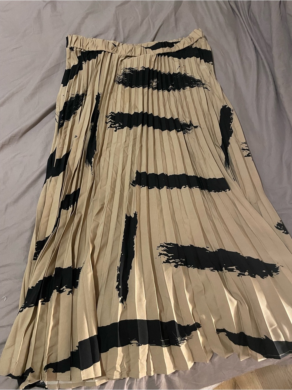 3/$30 SHEIN Beige Pleated Midi Skirt with Black Brushstroke Print